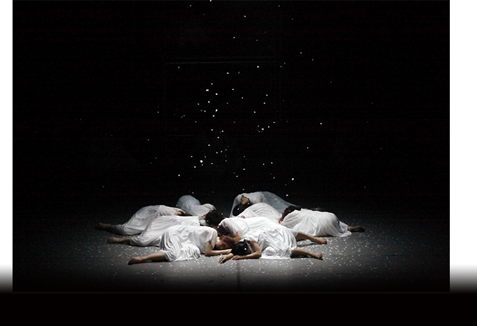 雪の中で眠るダンサーたちの写真
